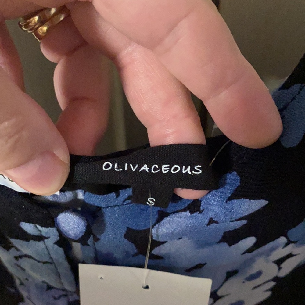 An Olivaeous floral tunic top in Small. - Picture 3 of 4